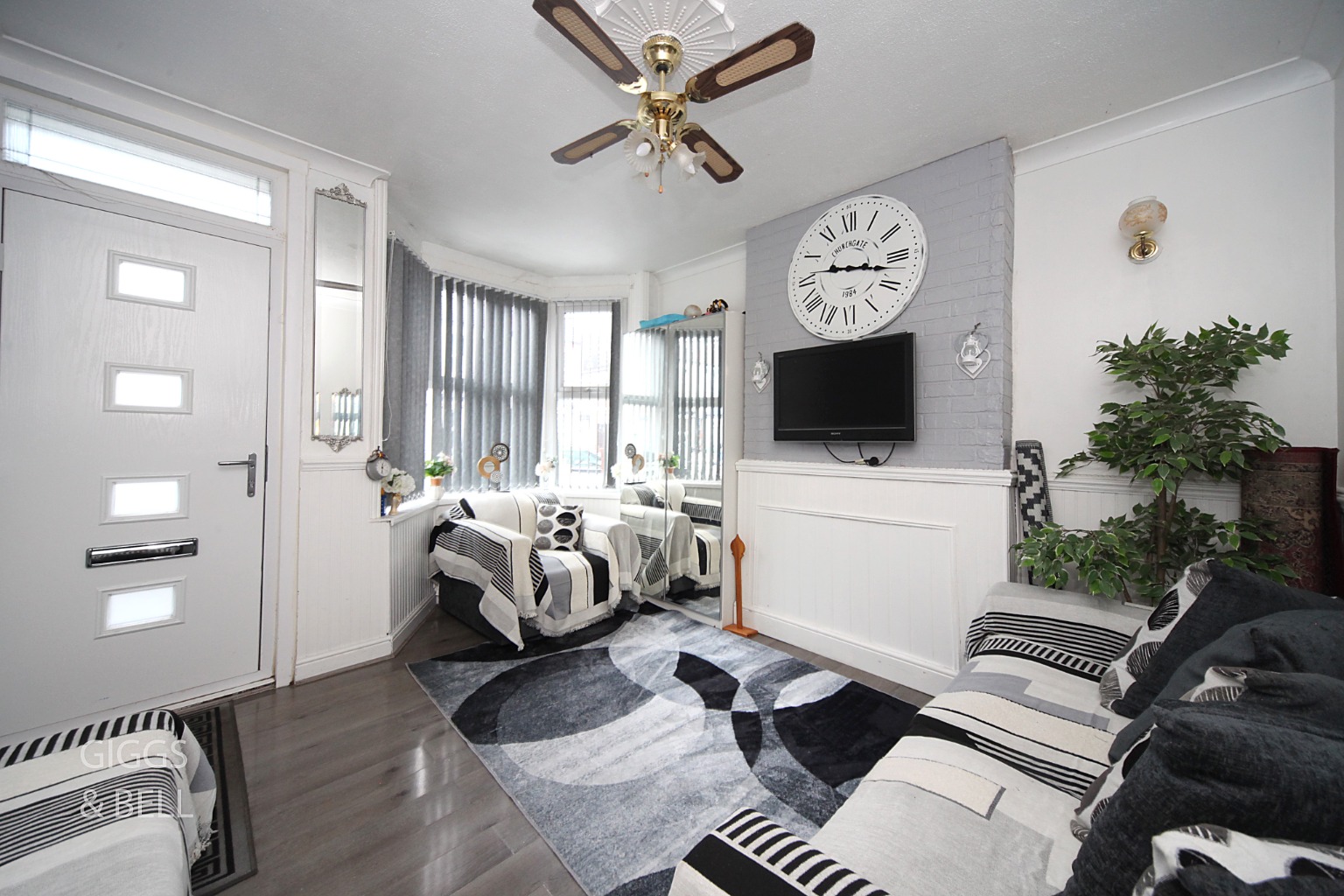 3 bed terraced house for sale in Newcombe Road, Luton 1