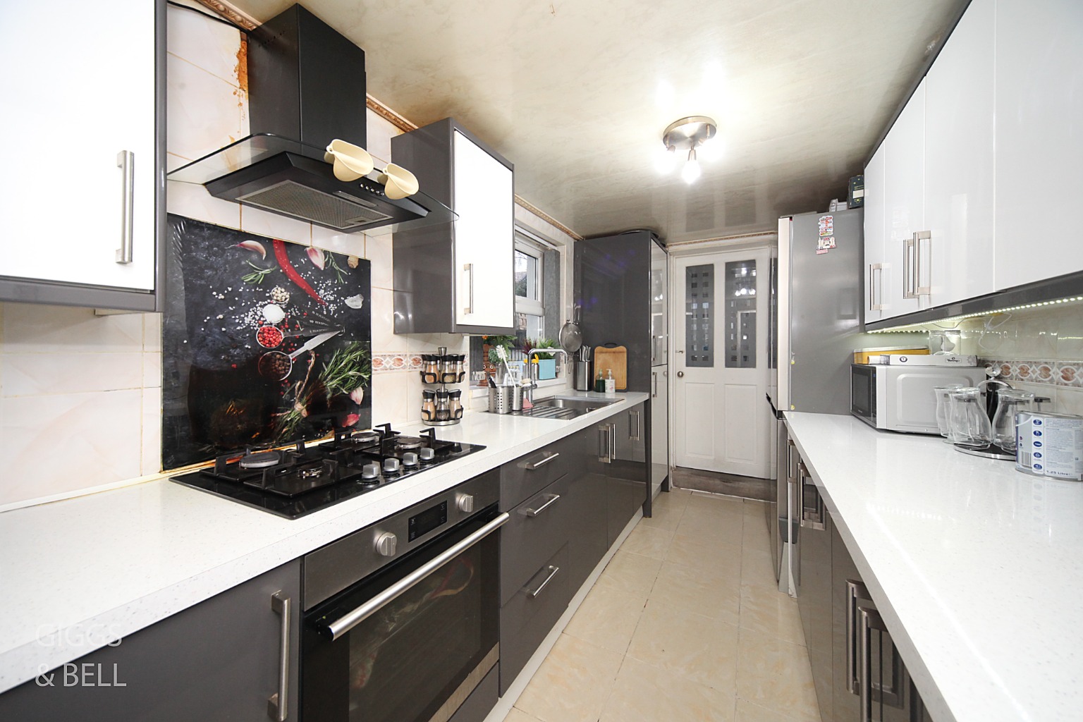 3 bed terraced house for sale in Newcombe Road, Luton 5