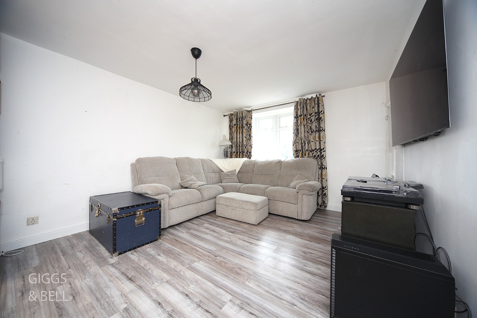 3 bed terraced house for sale in Tenby Drive, Luton 2