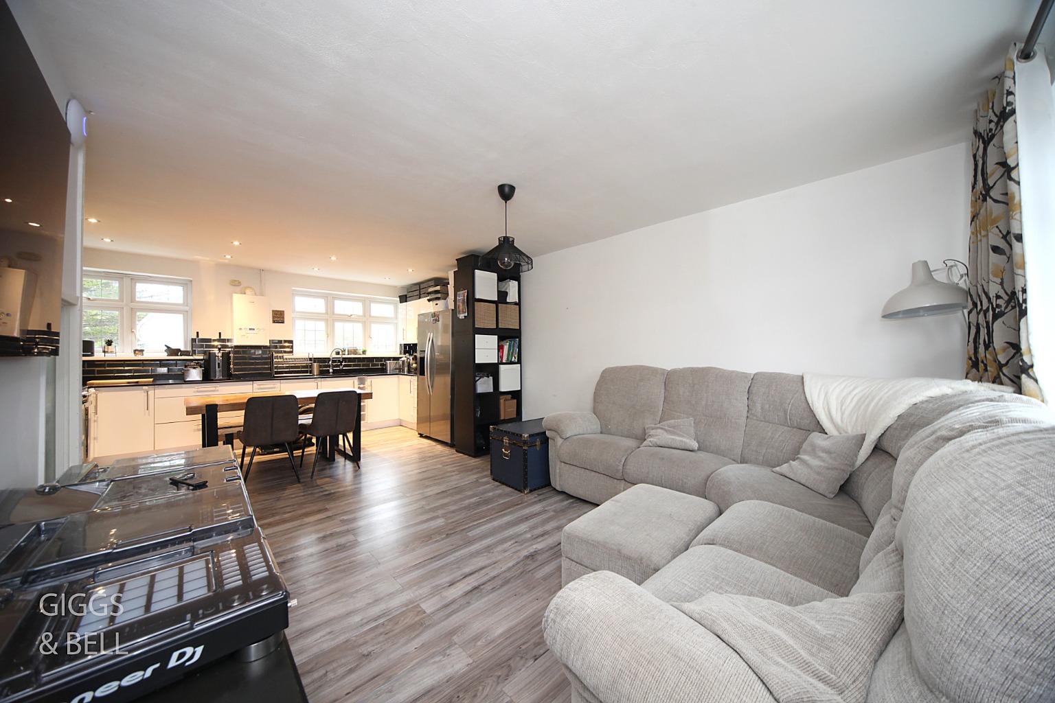 3 bed terraced house for sale in Tenby Drive, Luton 3