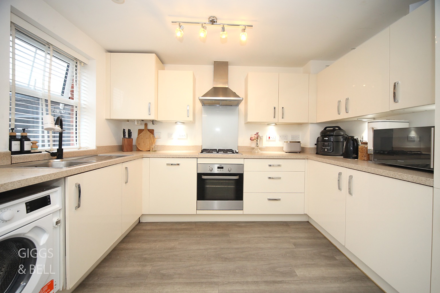 3 bed semi-detached house for sale in Preacher Close, Luton 5