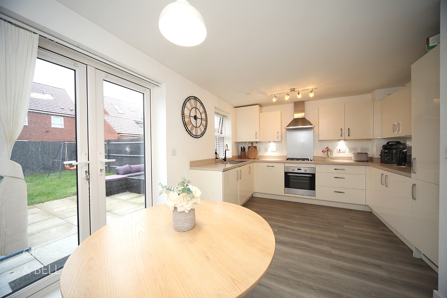 3 bed semi-detached house for sale in Preacher Close, Luton  - Property Image 8