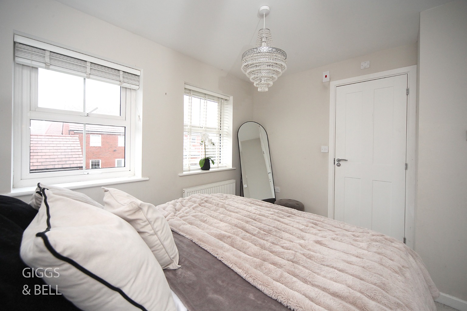 3 bed semi-detached house for sale in Preacher Close, Luton  - Property Image 9