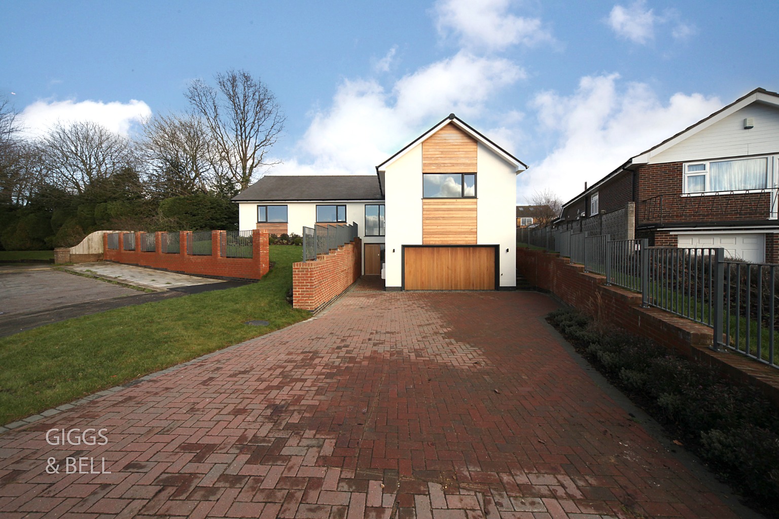 3 bed detached bungalow for sale in Wendover Way, Luton  - Property Image 1