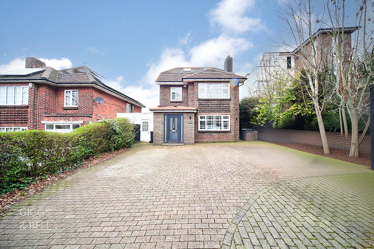 5 bed detached house for sale in Stockingstone Road, Luton, LU2 