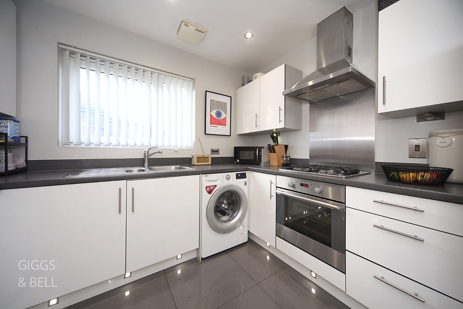 2 bed terraced house for sale in Someries Hill, Luton  - Property Image 6
