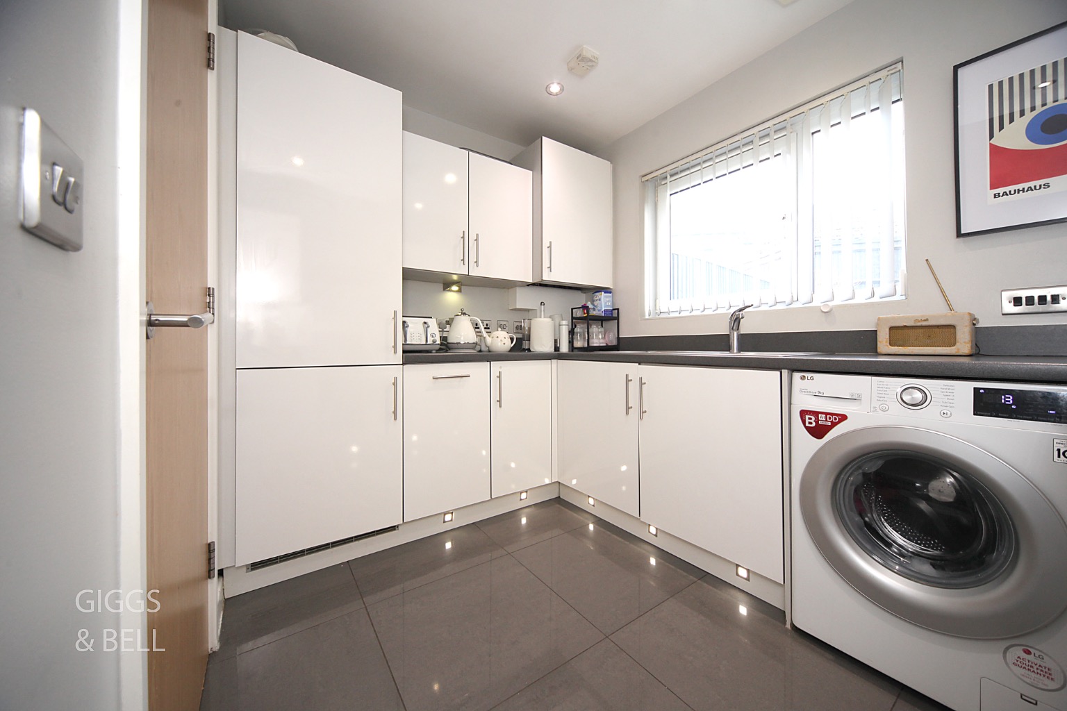 2 bed terraced house for sale in Someries Hill, Luton 6
