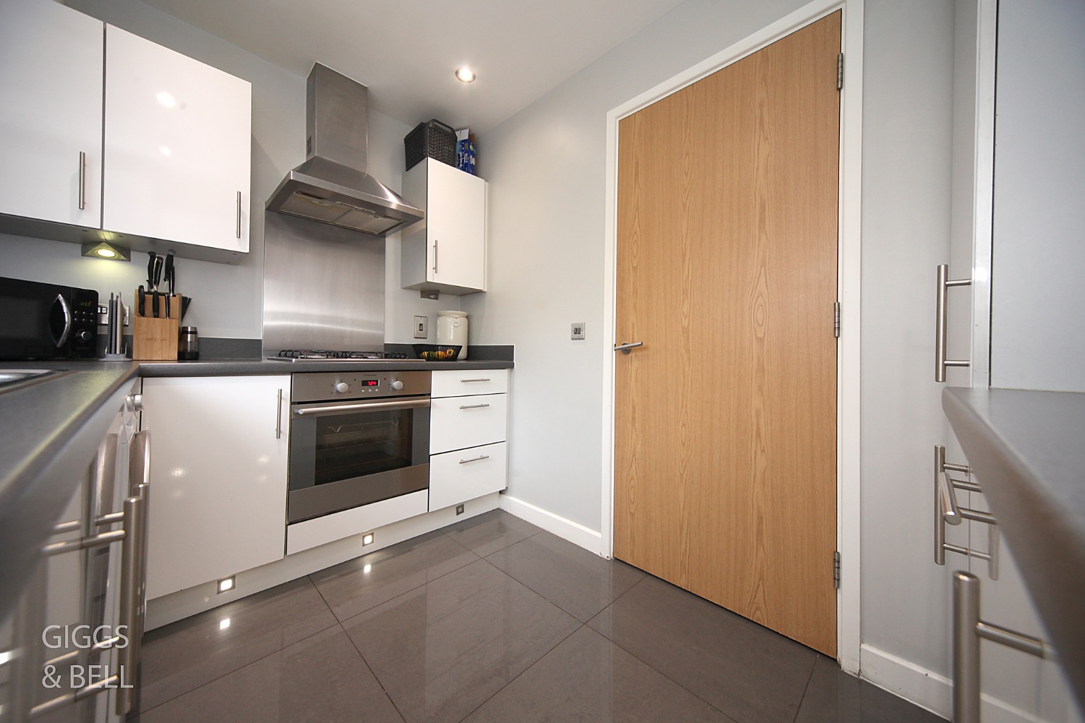 2 bed terraced house for sale in Someries Hill, Luton  - Property Image 8