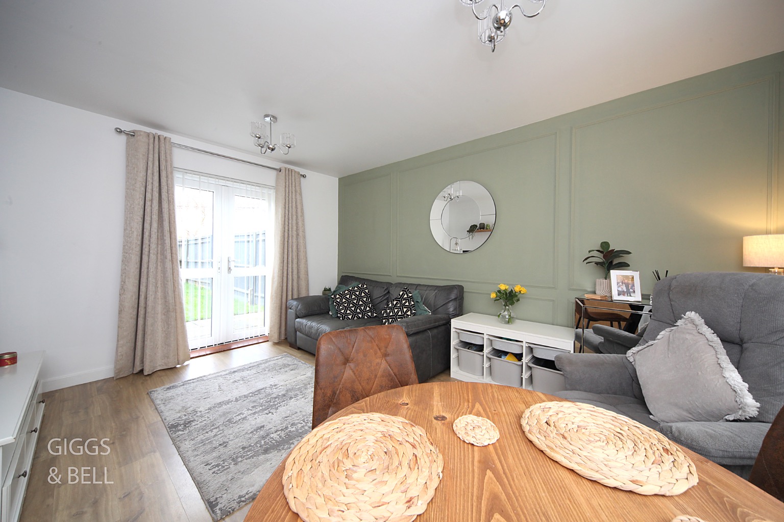 2 bed terraced house for sale in Someries Hill, Luton  - Property Image 2