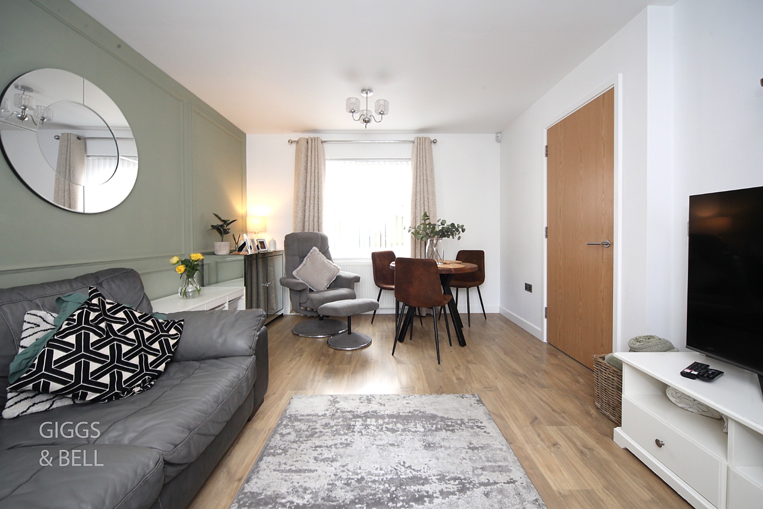 2 bed terraced house for sale in Someries Hill, Luton 2