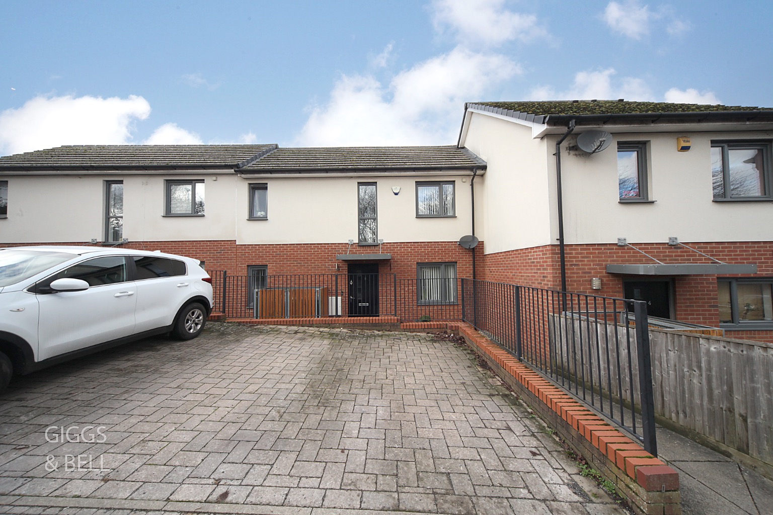 2 bed terraced house for sale in Someries Hill, Luton - Property Image 1