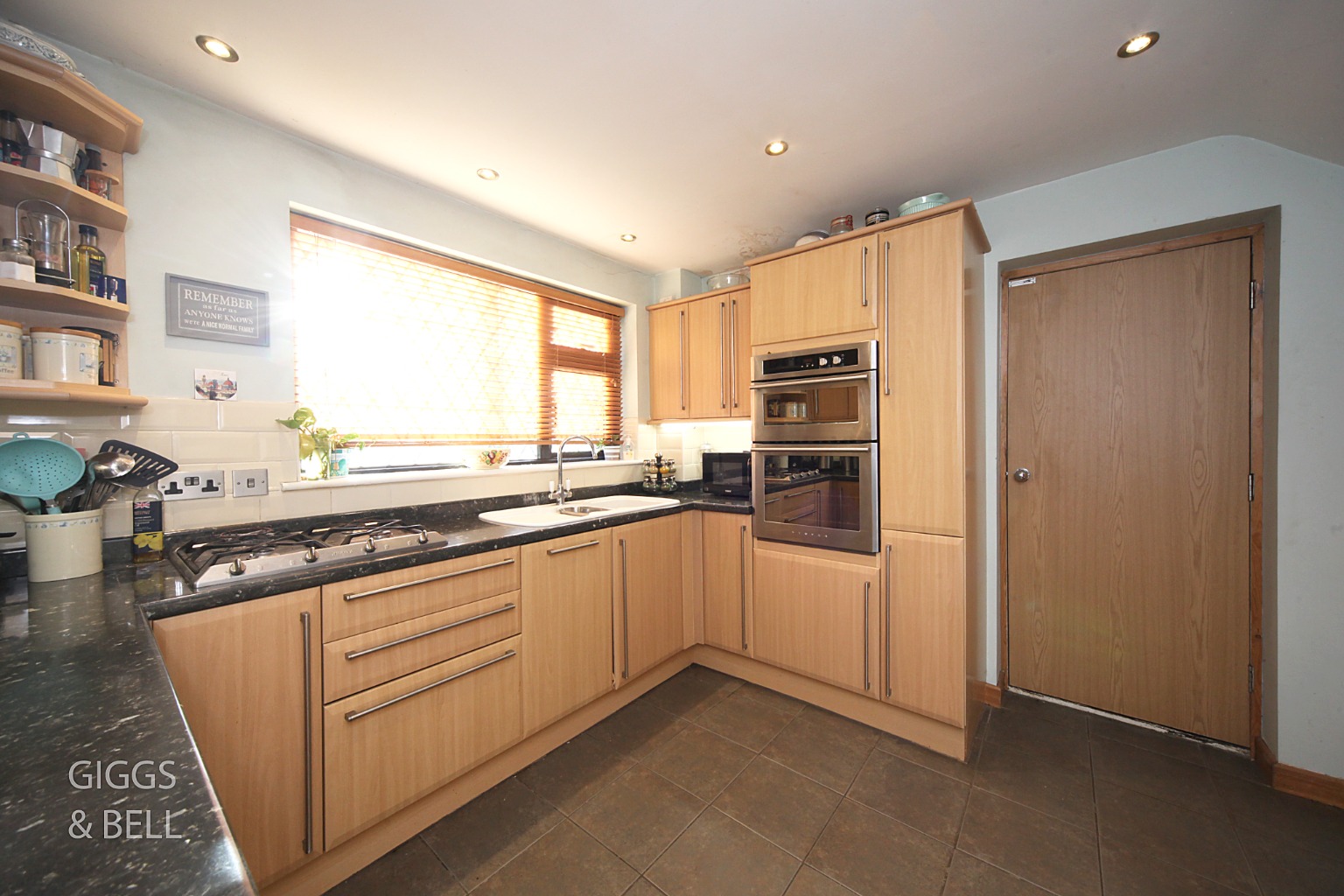 3 bed semi-detached house for sale in Handcross Road, Luton  - Property Image 8