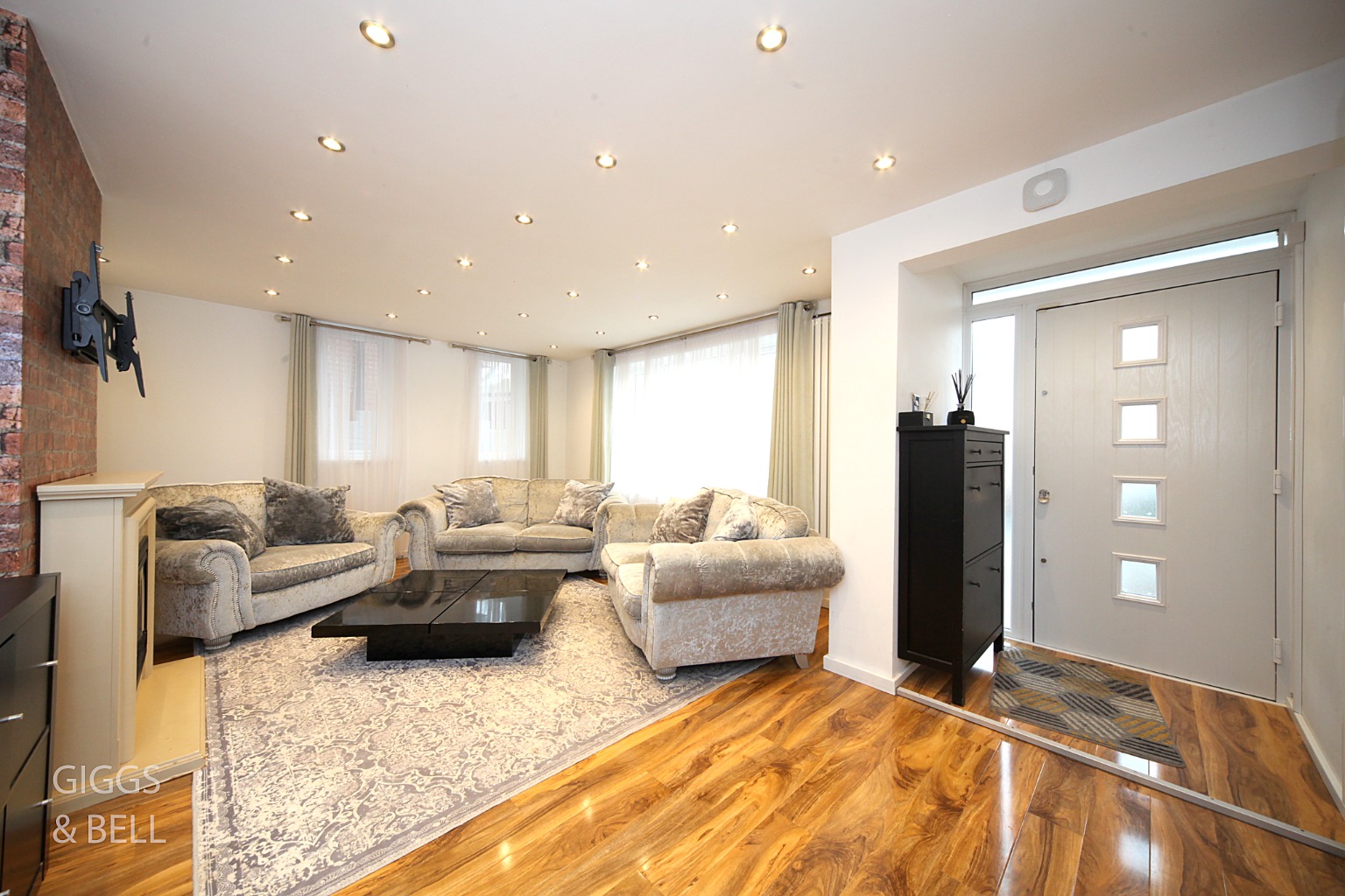 3 bed detached house for sale in Farley Hill, Luton 1