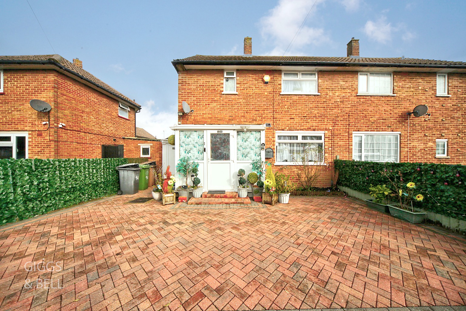 3 bed semi-detached house for sale in Aydon Road, Luton - Property Image 1