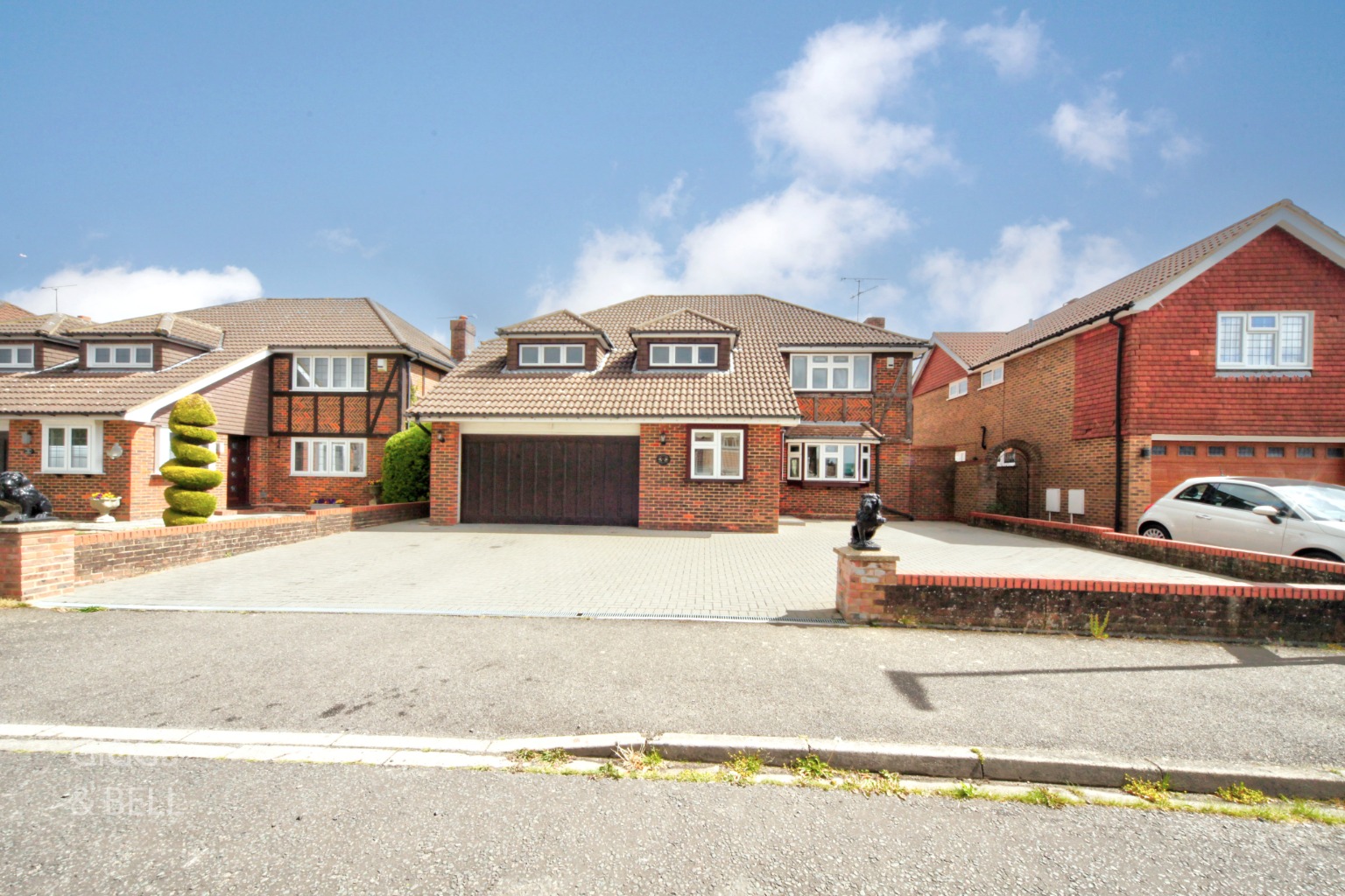 4 bed detached house for sale in Clinton Avenue, Luton  - Property Image 1