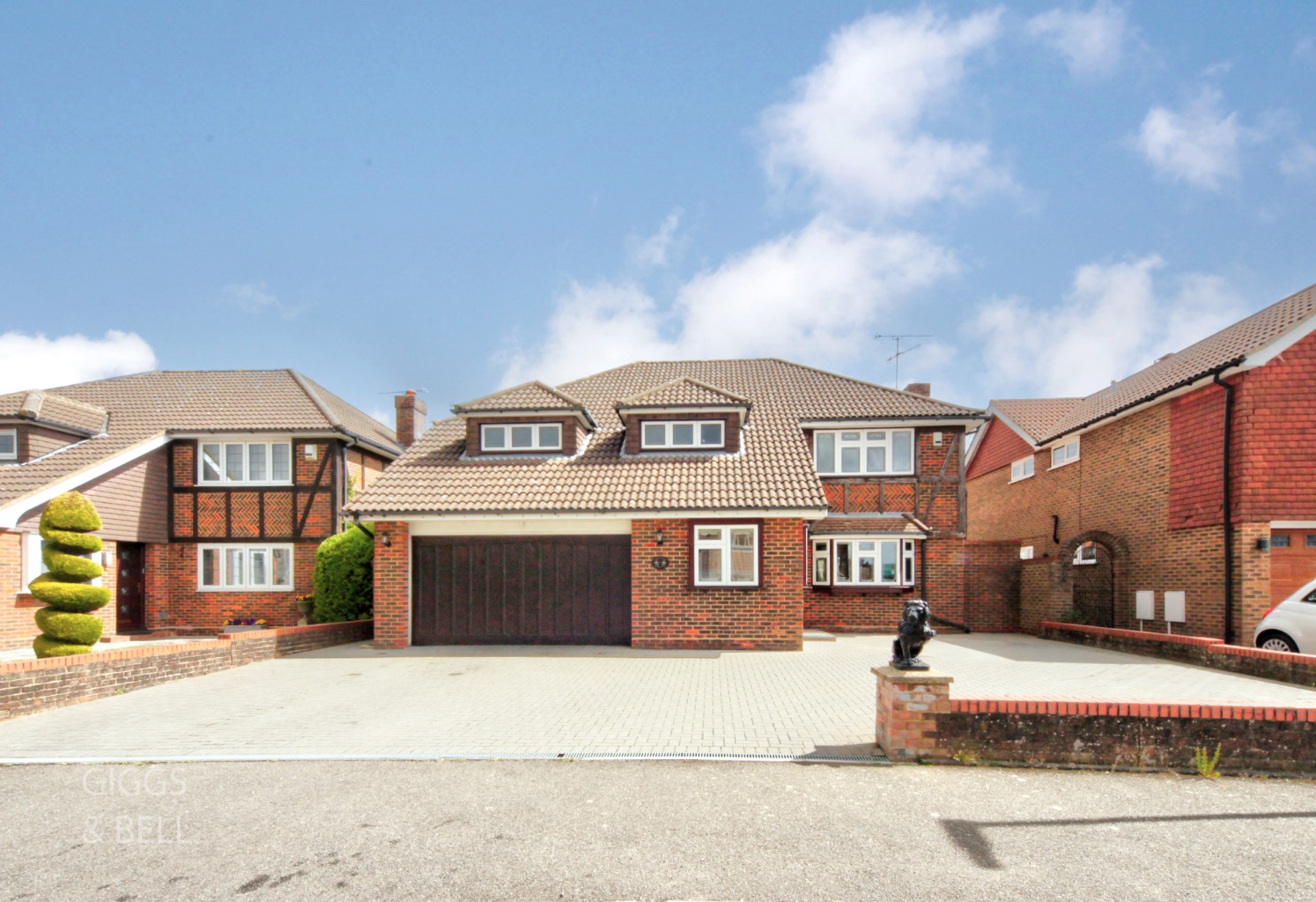 4 bed detached house for sale in Clinton Avenue, Luton, LU2 