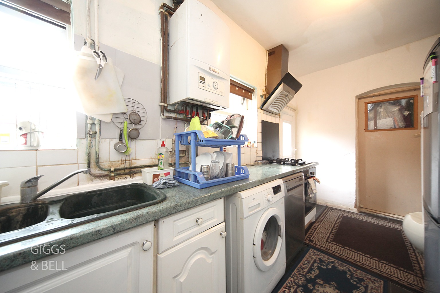 3 bed terraced house for sale in Oak Road, Luton 4