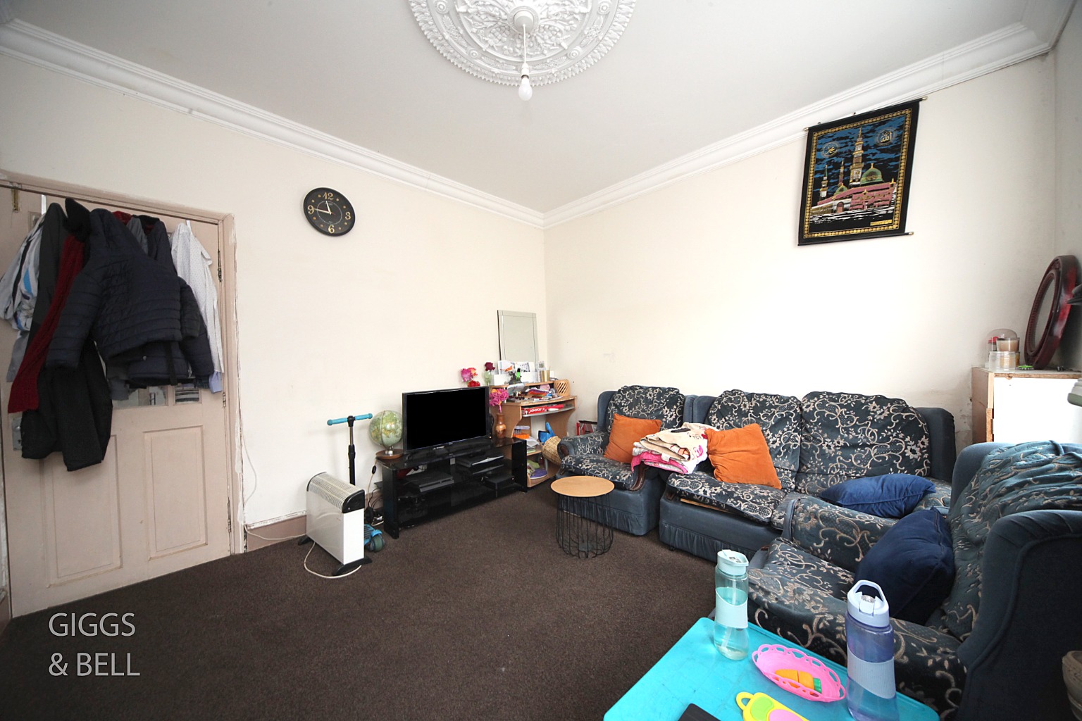 3 bed terraced house for sale in Oak Road, Luton  - Property Image 2