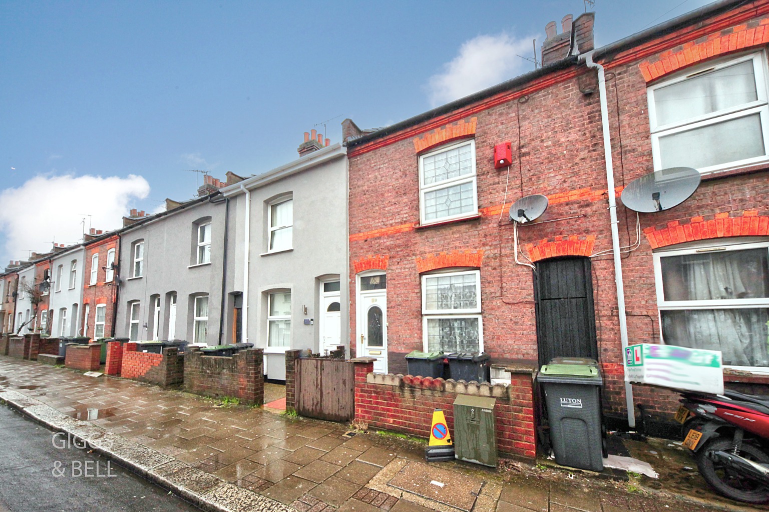3 bed terraced house for sale in Oak Road, Luton - Property Image 1