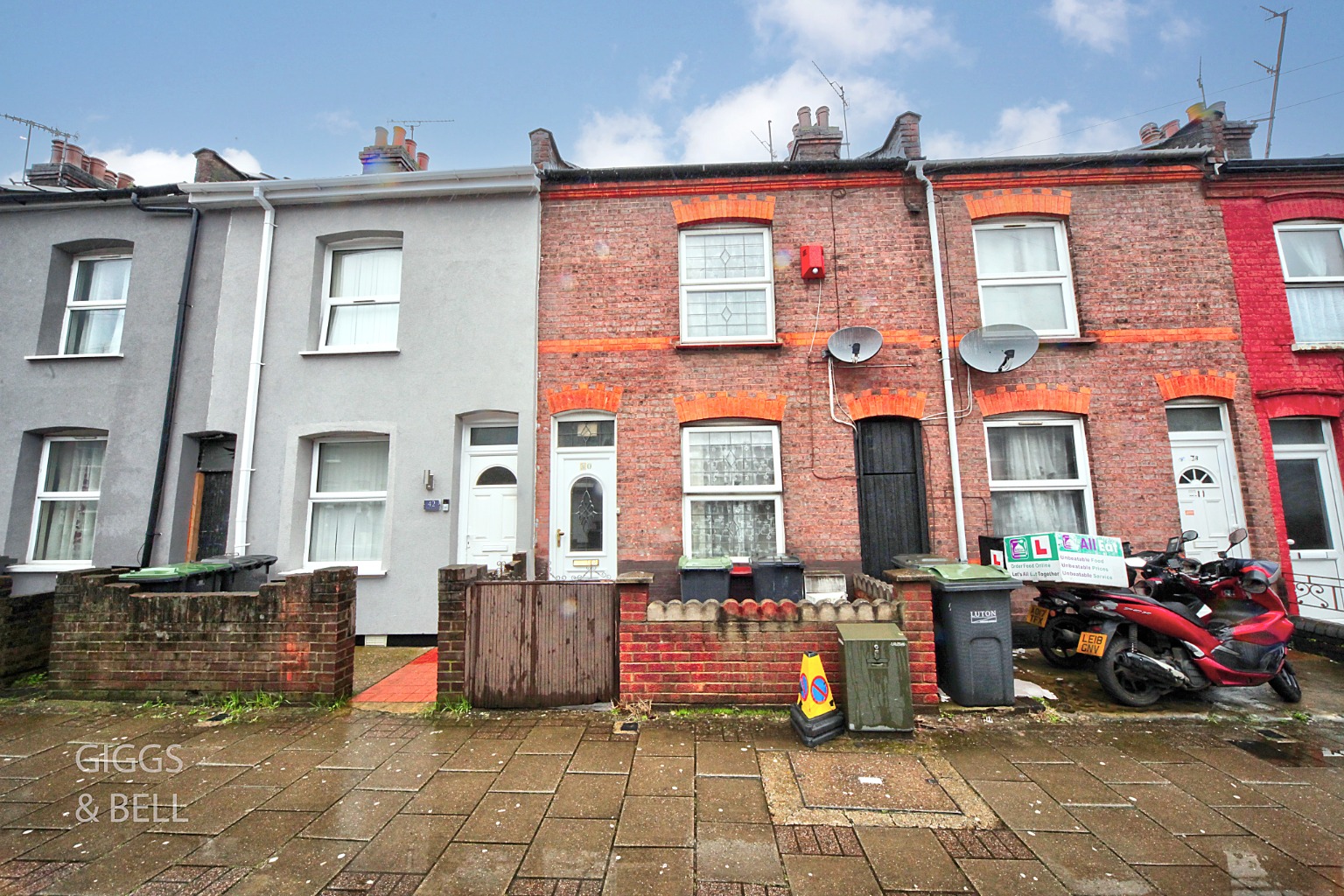 3 bed terraced house for sale in Oak Road, Luton - Property Image 1