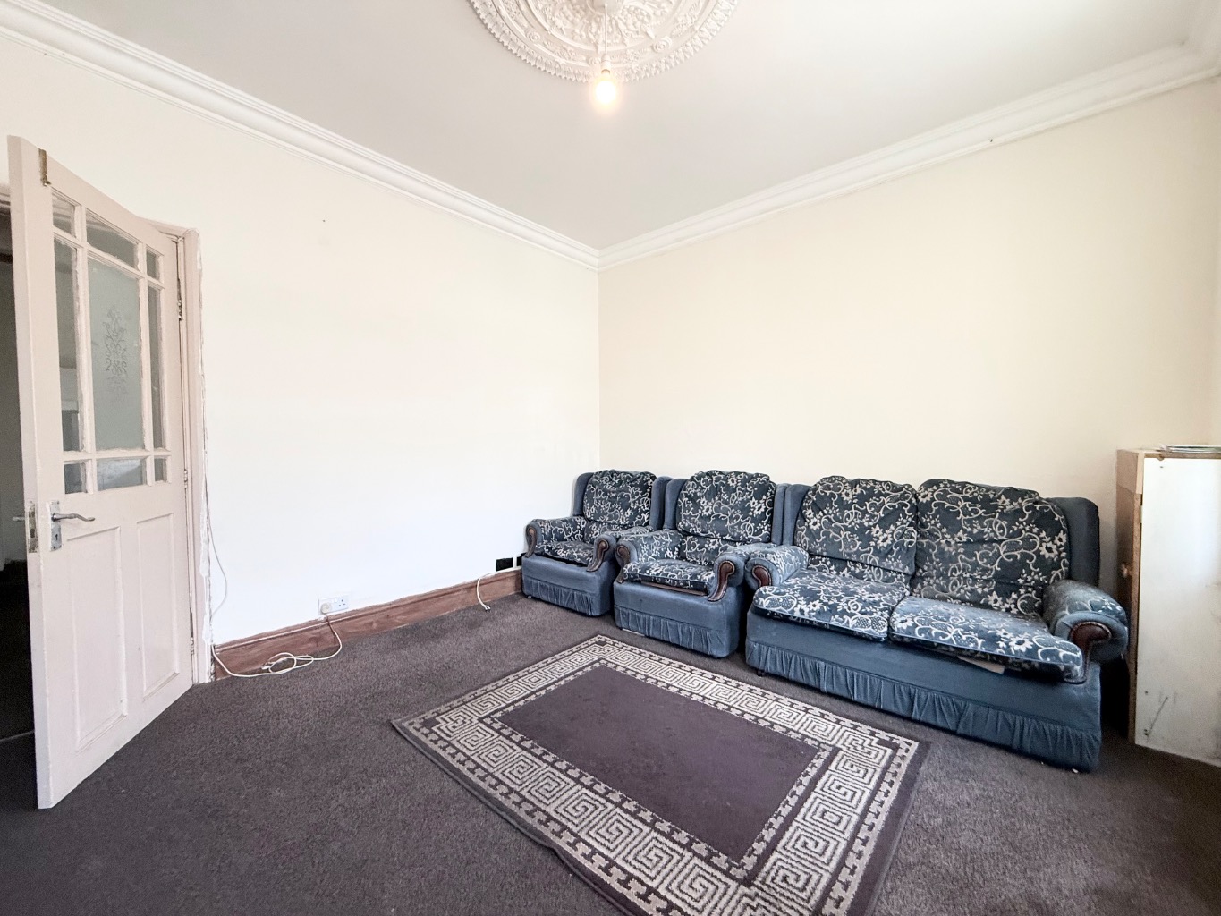 3 bed terraced house for sale in Oak Road, Luton  - Property Image 2