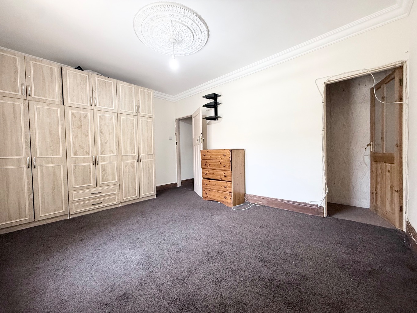 3 bed terraced house for sale in Oak Road, Luton 8