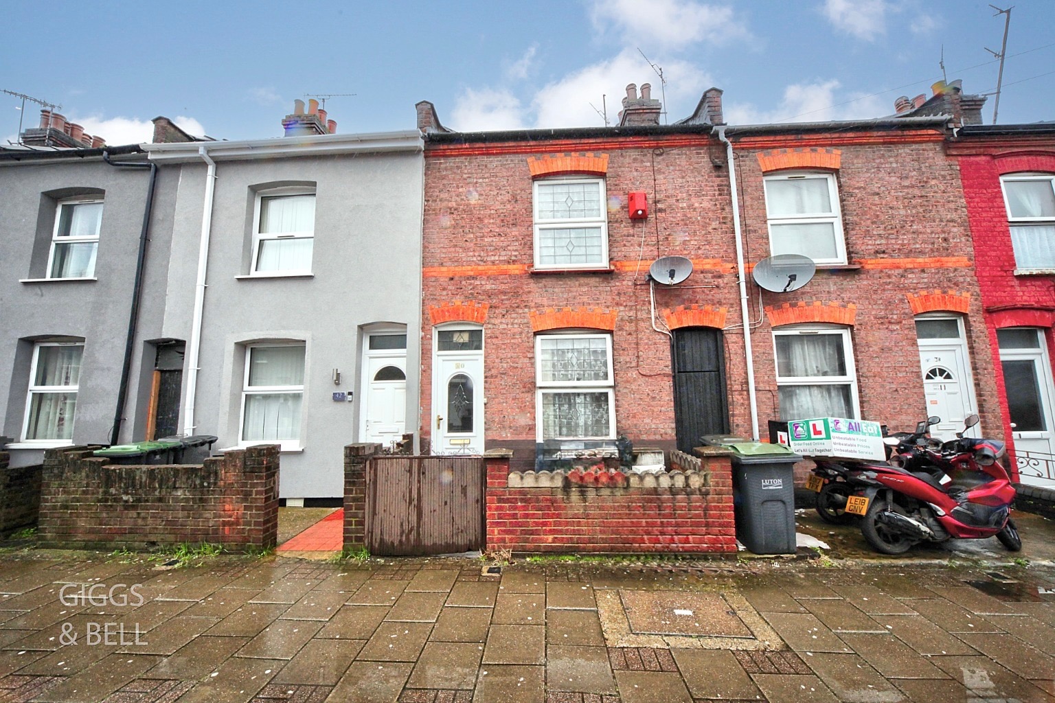 3 bed terraced house for sale in Oak Road, Luton, LU4 