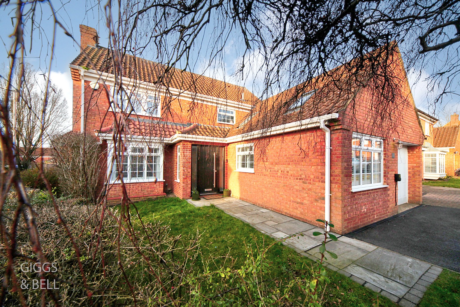 4 bed detached house for sale in Beckham Close, Luton - Property Image 1