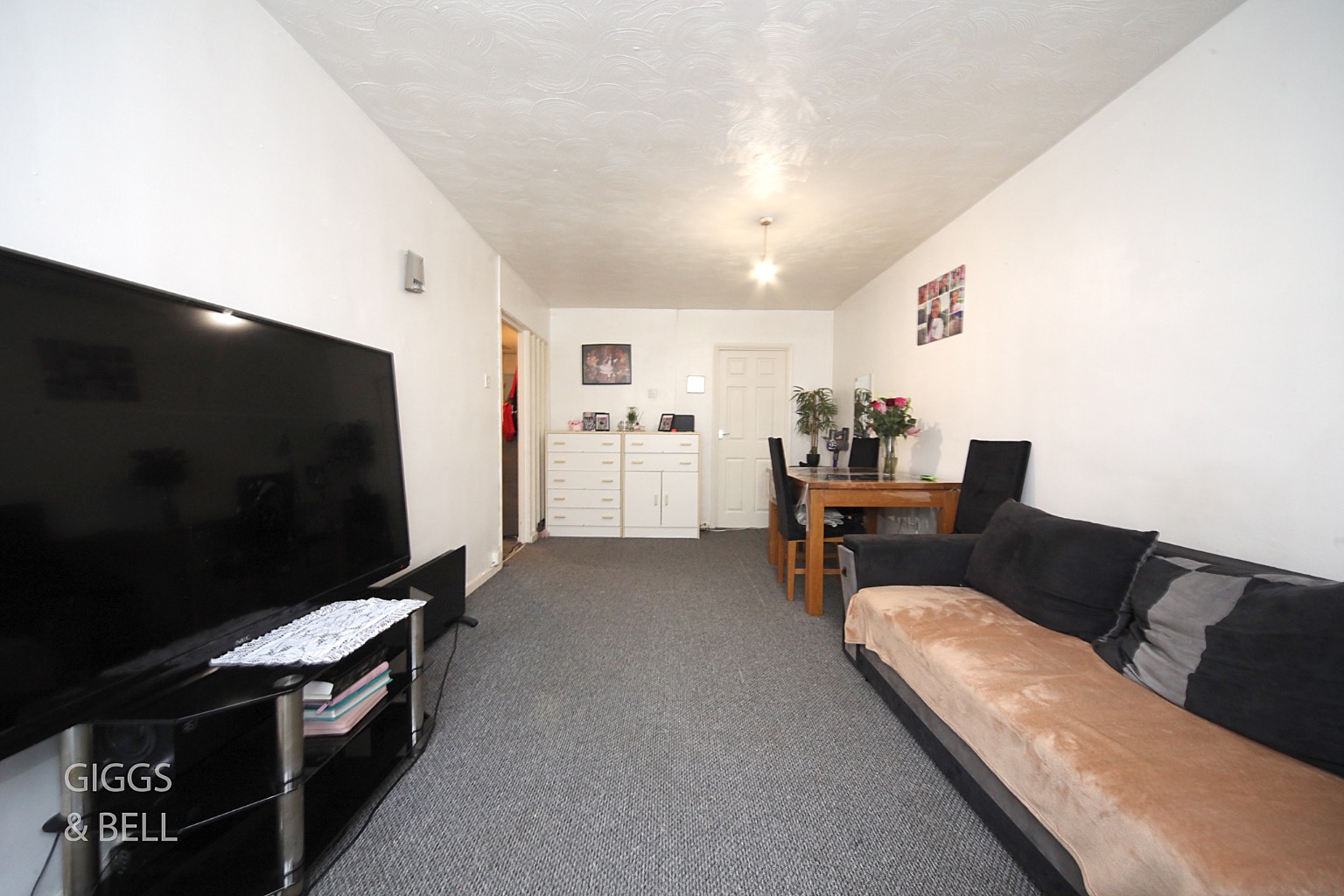 2 bed ground floor flat for sale in Downs Road, Bedfordshire 1