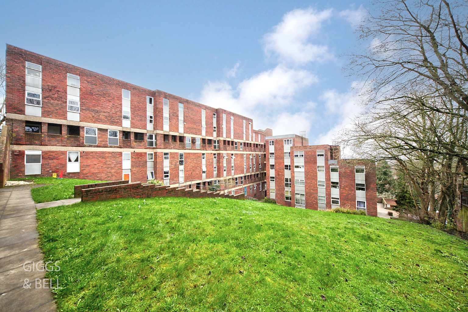 2 bed ground floor flat for sale in Downs Road, Bedfordshire - Property Image 1