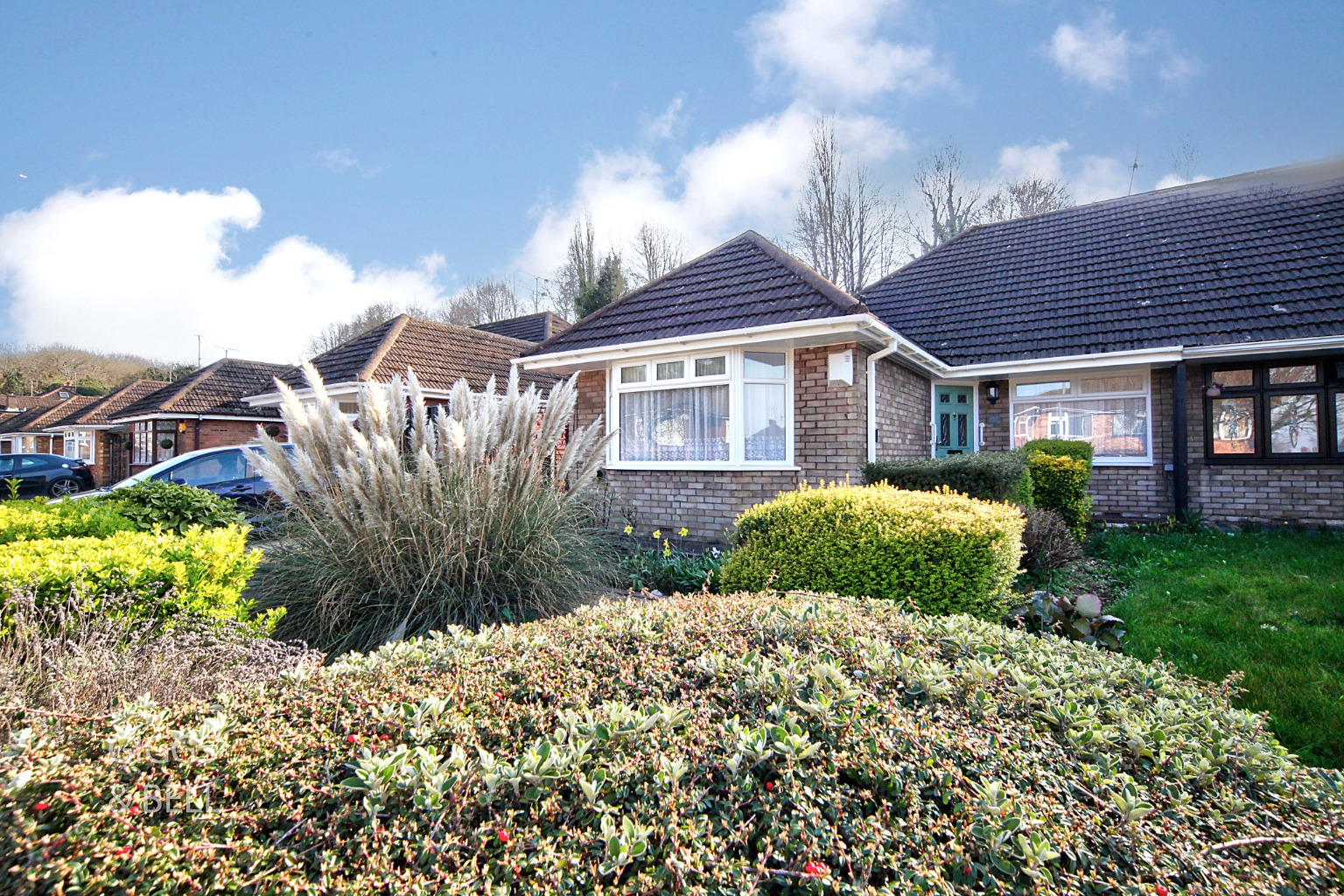 3 bed semi-detached bungalow for sale in Runley Road, Luton - Property Image 1