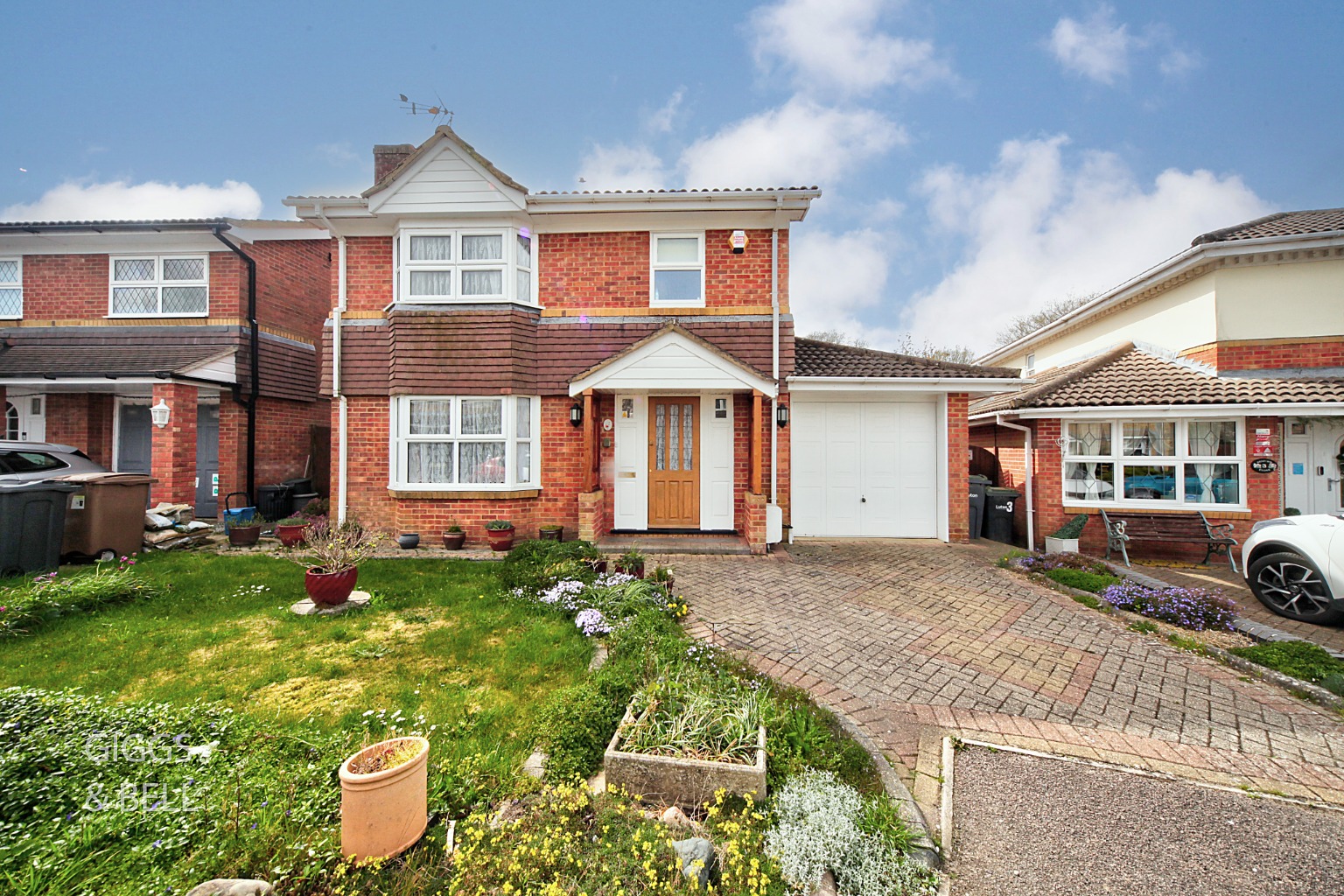 3 bed detached house for sale in Besford Close, Luton  - Property Image 1