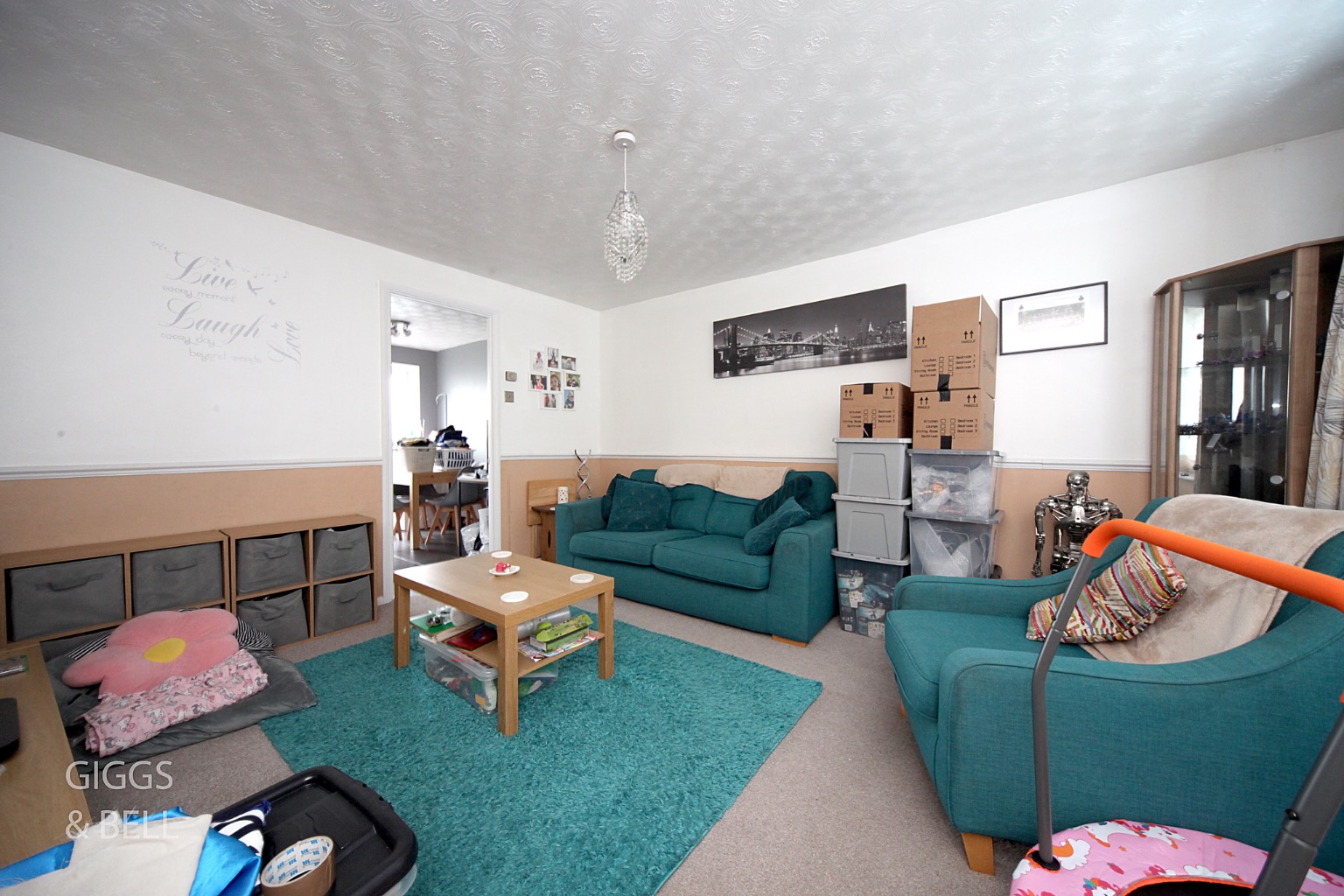 3 bed end of terrace house for sale in Renshaw Close, Luton 2