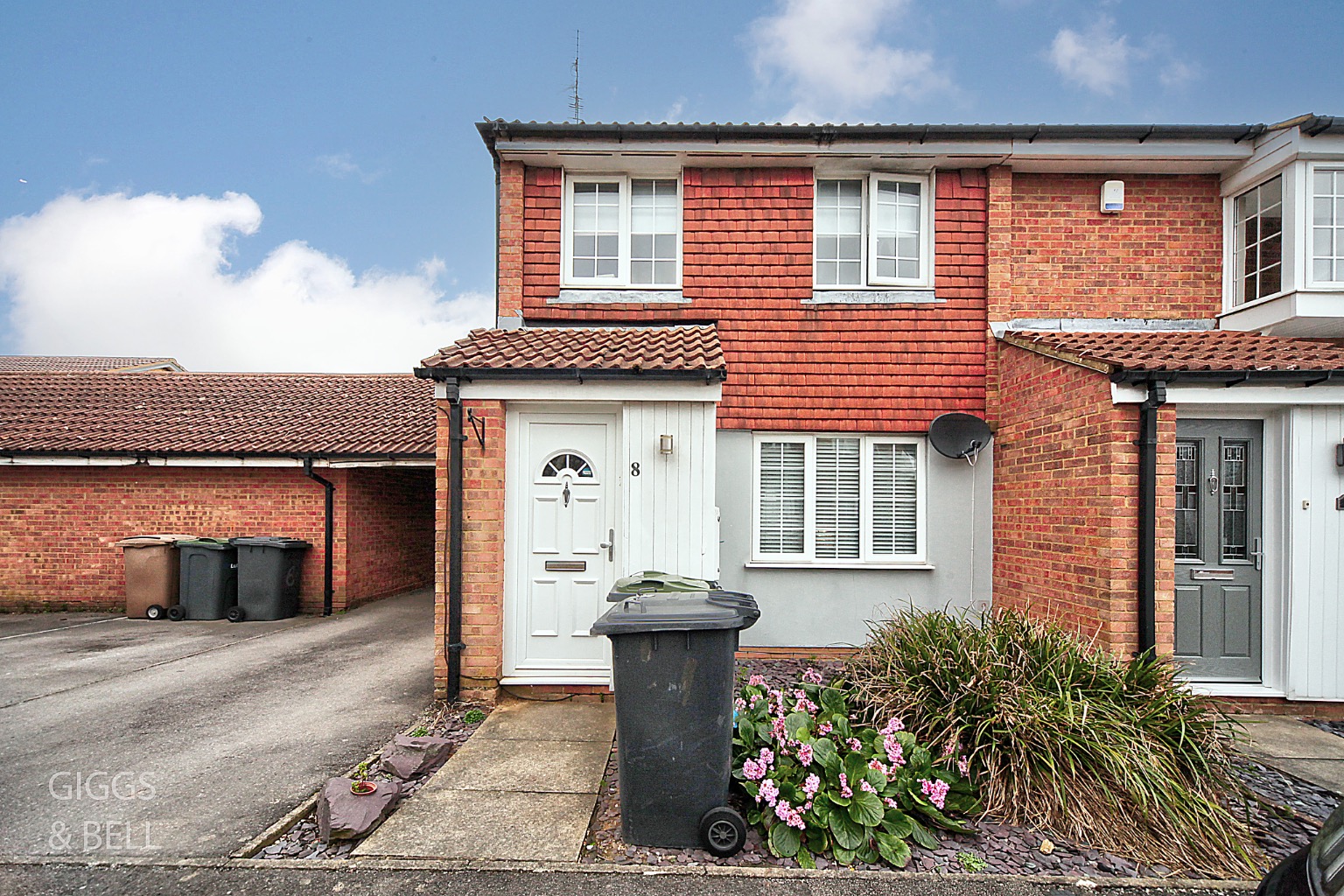 3 bed end of terrace house for sale in Renshaw Close, Luton  - Property Image 1