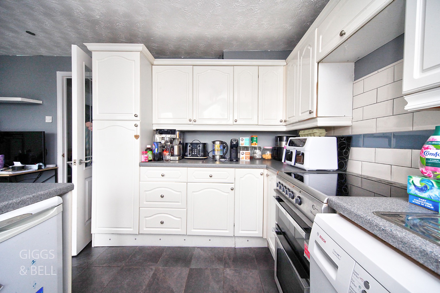 3 bed end of terrace house for sale in Renshaw Close, Luton 6