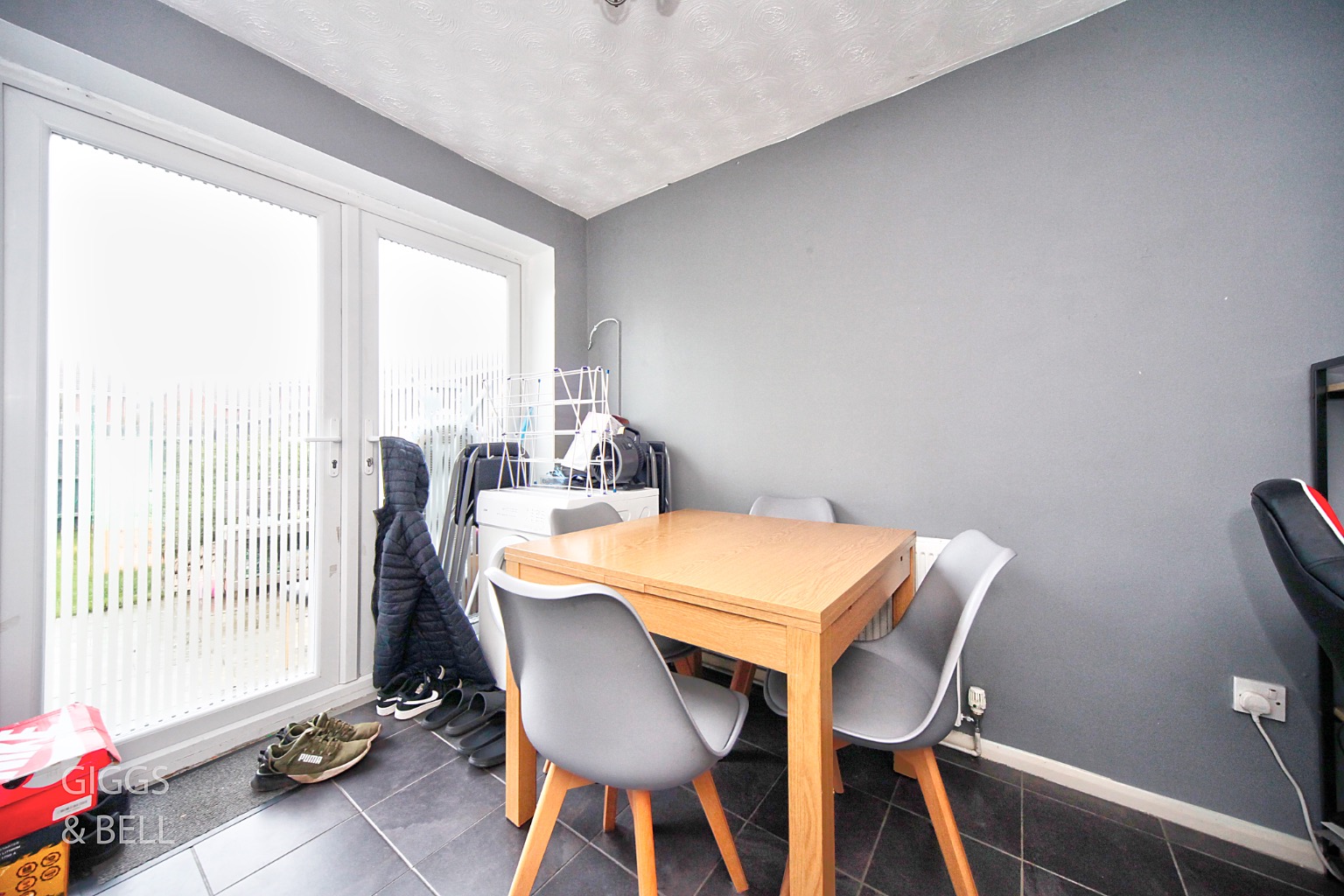 3 bed end of terrace house for sale in Renshaw Close, Luton 3