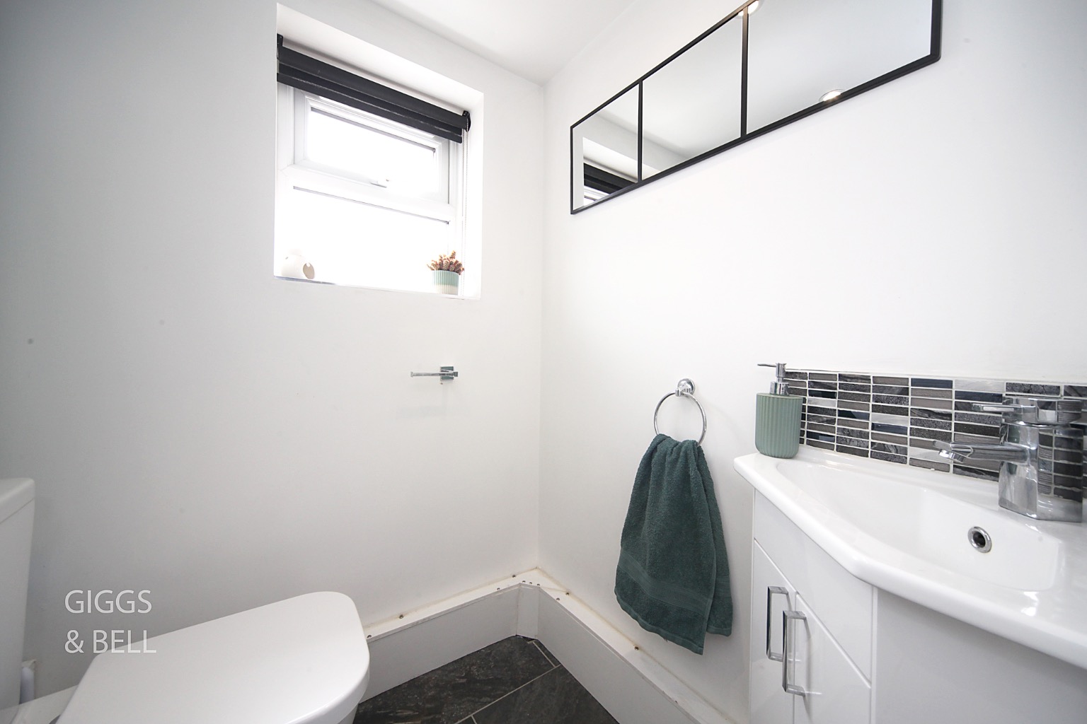 3 bed detached house for sale in Hazelwood Close, Luton  - Property Image 2