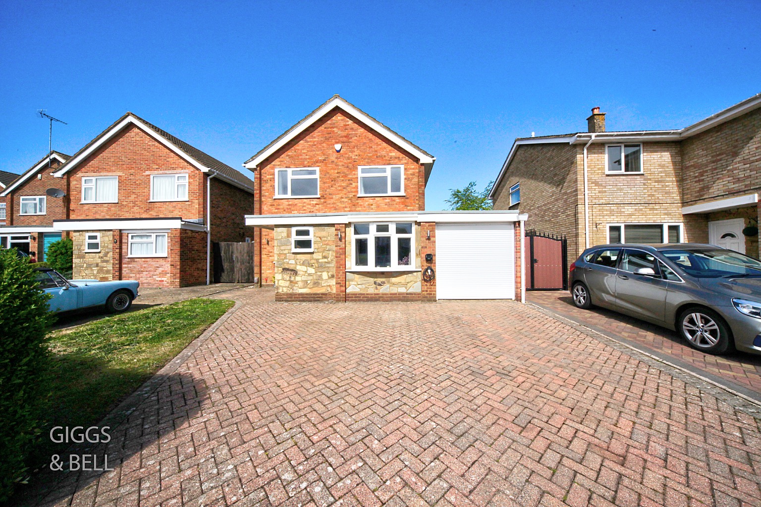 3 bed detached house for sale in Hazelwood Close, Luton, LU2 