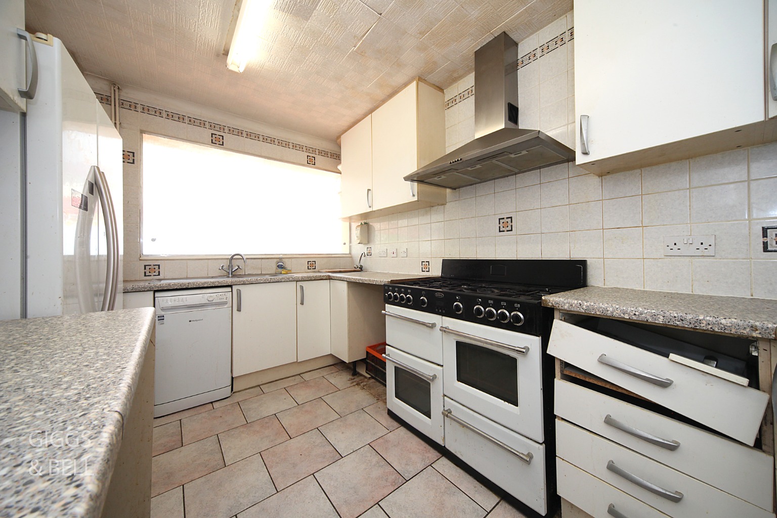 5 bed semi-detached house for sale in Friars Way, Luton 5