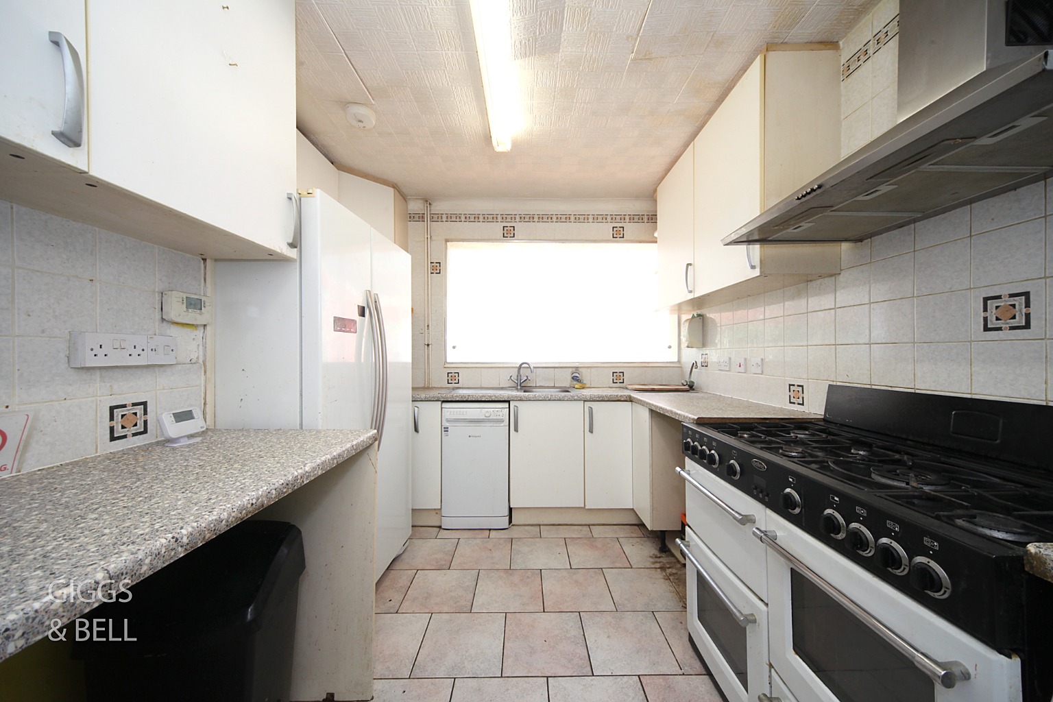 5 bed semi-detached house for sale in Friars Way, Luton 4