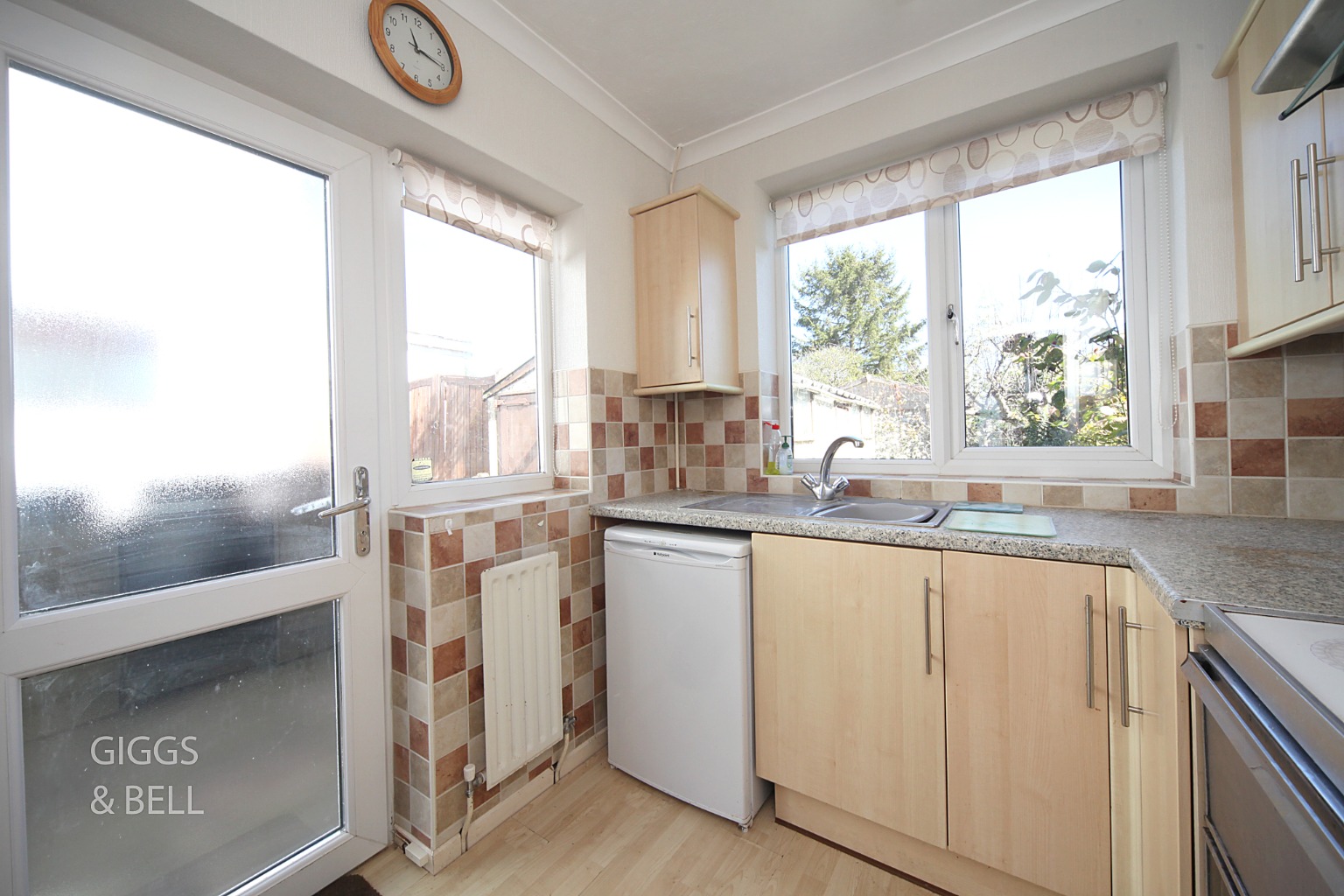 3 bed semi-detached house for sale in Hollybush Road, Luton  - Property Image 5