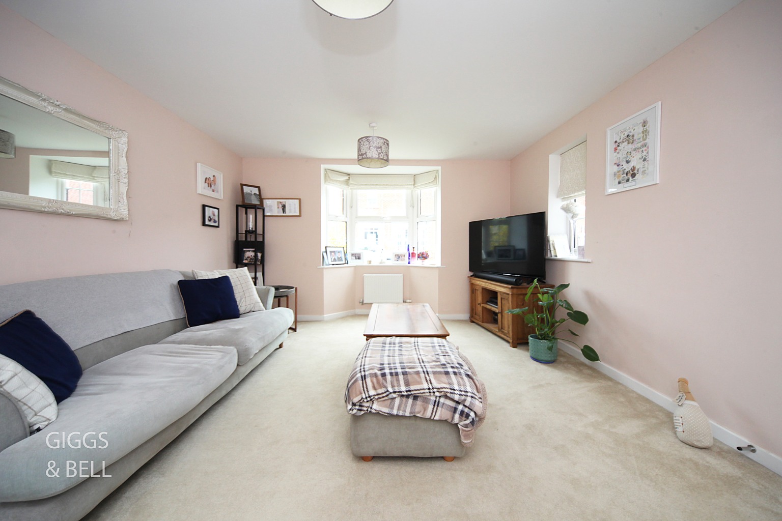 4 bed detached house for sale in Cassidy Close, Luton  - Property Image 2