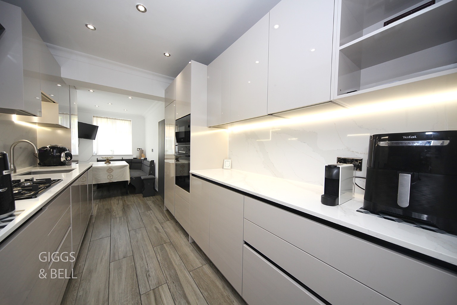 2 bed terraced house for sale in Wycliffe Close, Luton 7