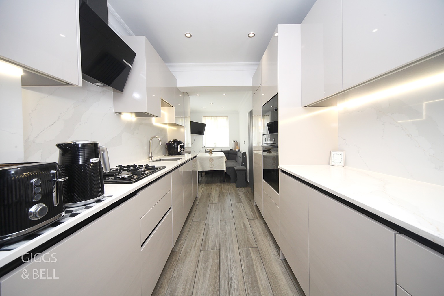 2 bed terraced house for sale in Wycliffe Close, Luton 6