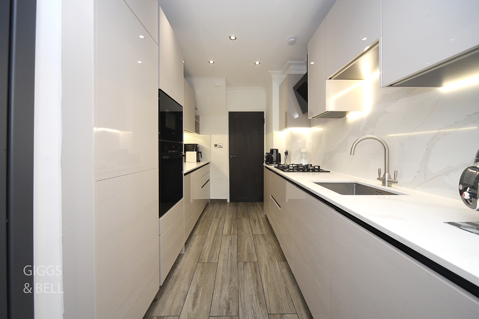 2 bed terraced house for sale in Wycliffe Close, Luton 4