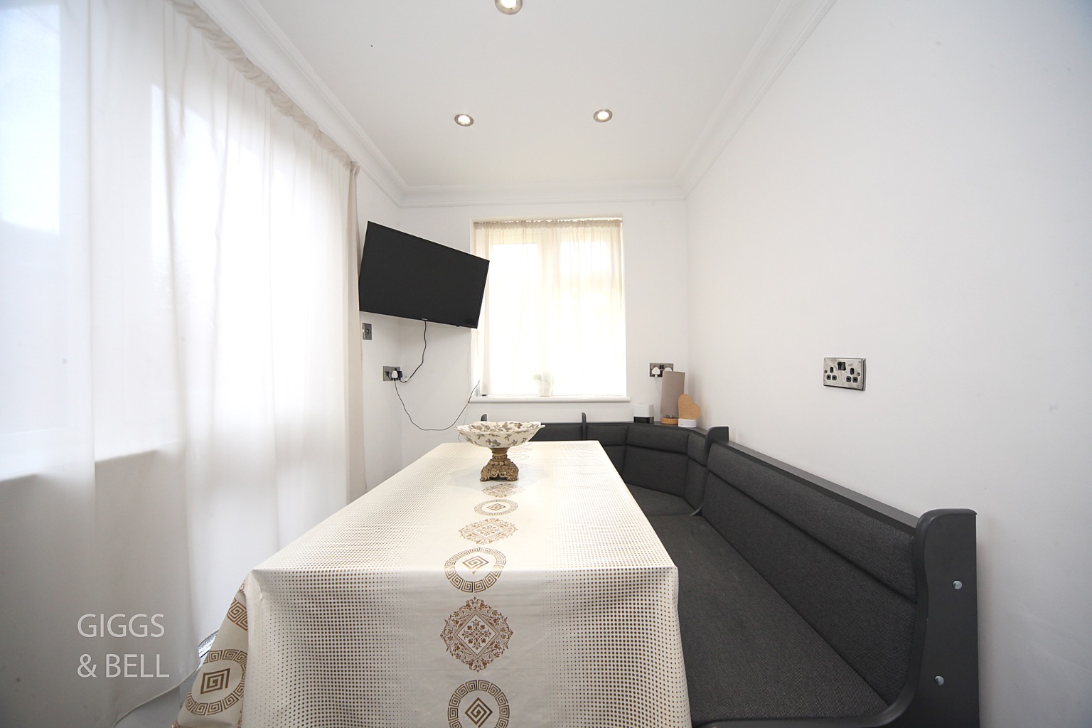 2 bed terraced house for sale in Wycliffe Close, Luton  - Property Image 9