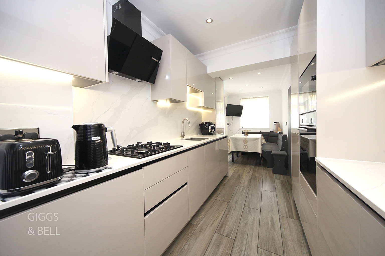 2 bed terraced house for sale in Wycliffe Close, Luton 3