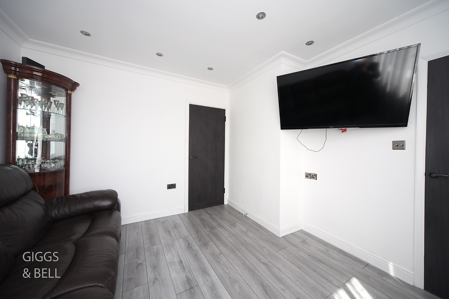 2 bed terraced house for sale in Wycliffe Close, Luton  - Property Image 2