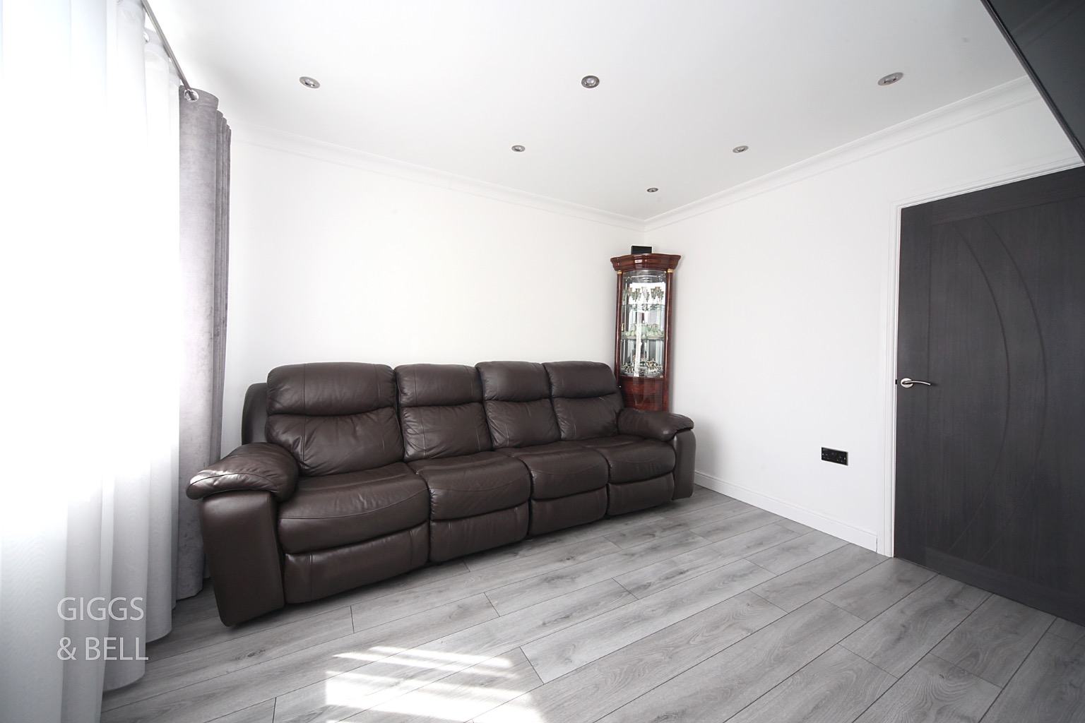 2 bed terraced house for sale in Wycliffe Close, Luton 2