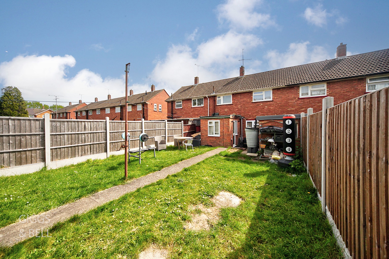 2 bed terraced house for sale in Wycliffe Close, Luton 17